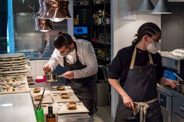 Carlos prepara en cocina el lomo de jabalí madurado y glaseado con arroz de campo.