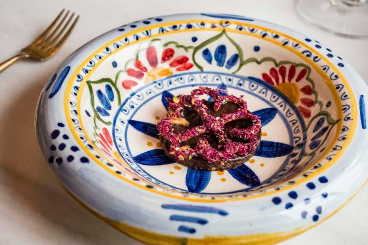 Mole poblano con flor manchega glaseada en almíbar de chiles y flores secas.