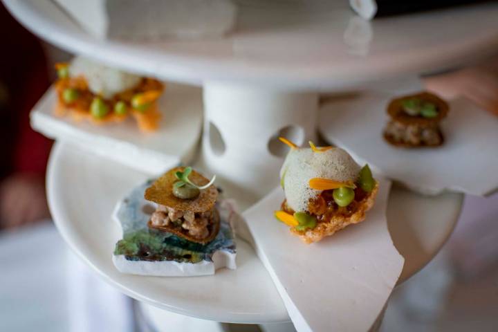 Llegan los snacks: crujiente de tapioca y zanahoria con trucha en escabeche; tartar de ciervo con crujiente de cacao picante; y chips de pollo con emulsión de mejillones.