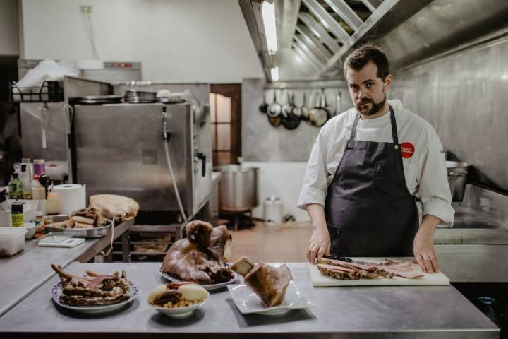 Diego López de 'La Molinera' con los ingredientes del plato estrella.