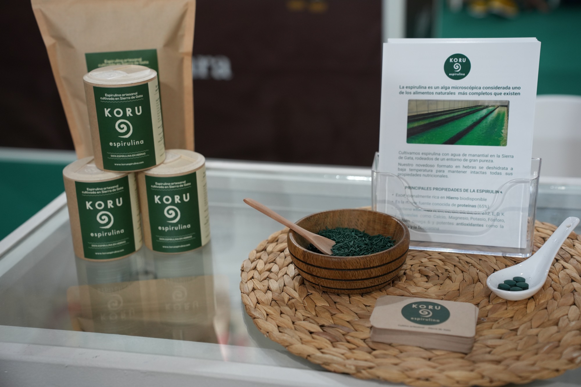 Koru presentó la espirulina que cultiva artesanalmente en la Sierra de Gata.