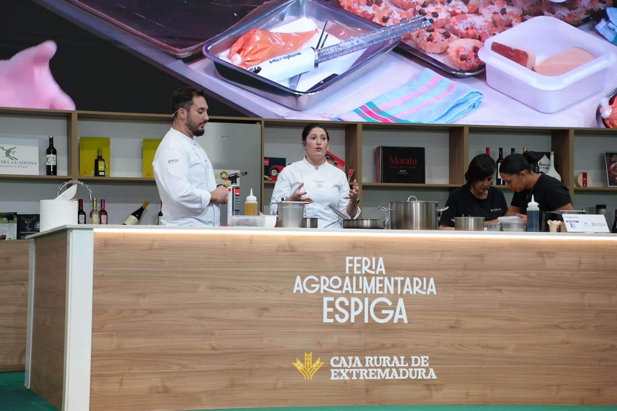 Álvaro Serrano y Elena Ruiz, de Bidaia, denominaron a su showcooking ‘De la presa, hasta los andares’.