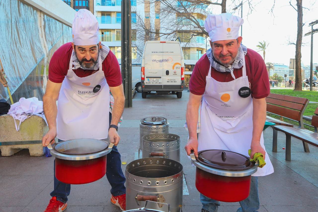 Festín de 'putxeras' y 'lumagorris' en Donosti