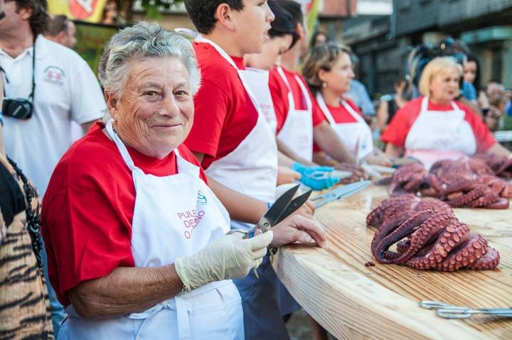 Mujer mayor sujetando unas tijeras para cortar pulpo