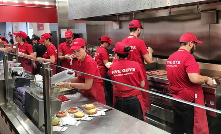 La cocina de Five Guys.