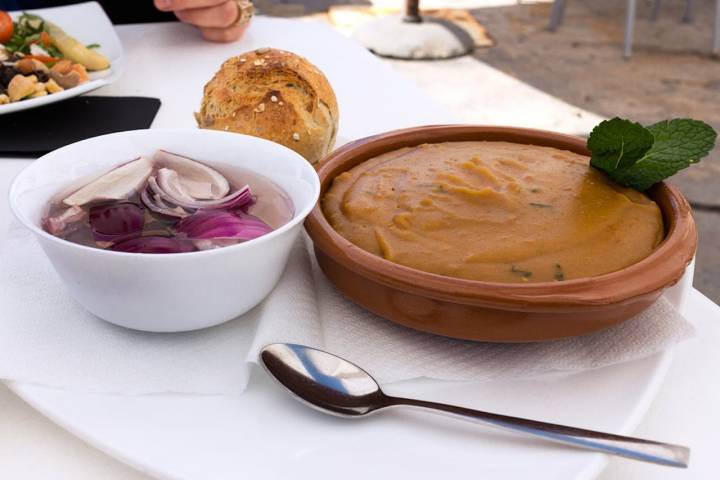 Gofio escaldado en 'El Caletón', una forma diferente, y muy canaria, de picar. Foto: Shutterstock.