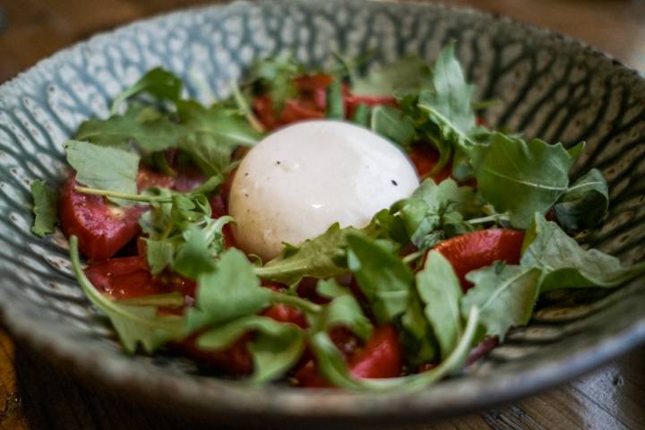 Los tomates y la burrata de Puglia, ideal para acompañar a las pizzas.