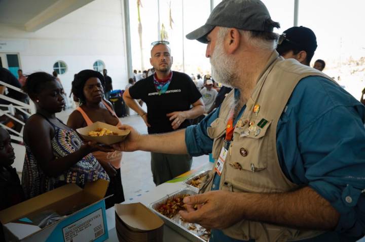 El chef José Andrés en su faceta más solidaria. Foto: World Central Kitchen.