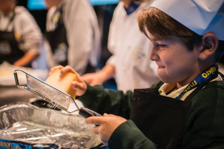 Gastronomika 2018: un niño rallando queso