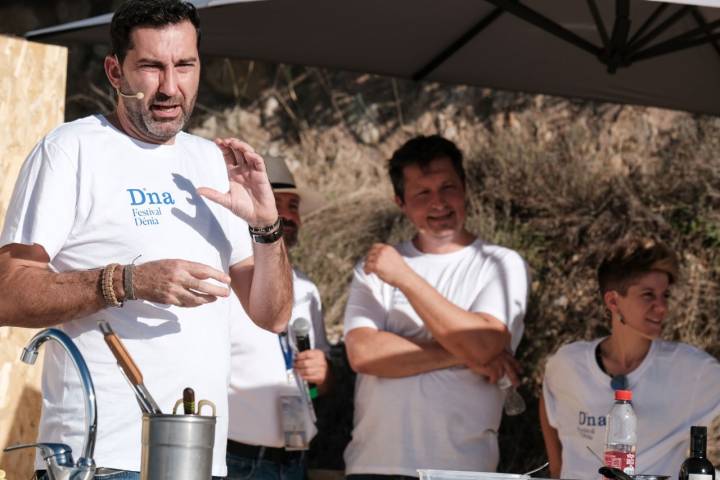 Diego López con Kiko Moya y Vicky Sevilla al fondo.