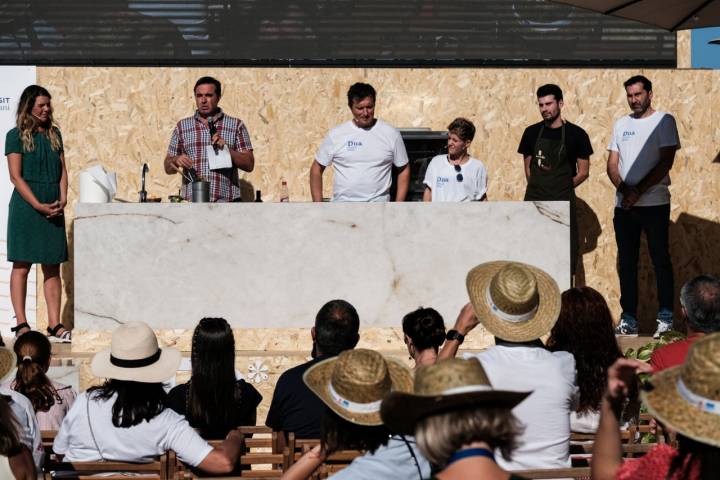 María Ritter en el escenario con los cocineros.