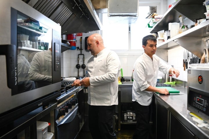 Chechu Rey con Josué, su jefe de cocina