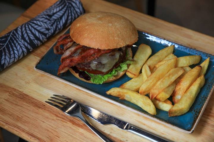 Ubicado en el casco antiguo, la oferta de la carta traspasa las hamburguesas.