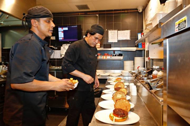 El ritmo en la cocina no cesa. El restaurante está lleno y las hamburguesas saltan de las brasas al plato.