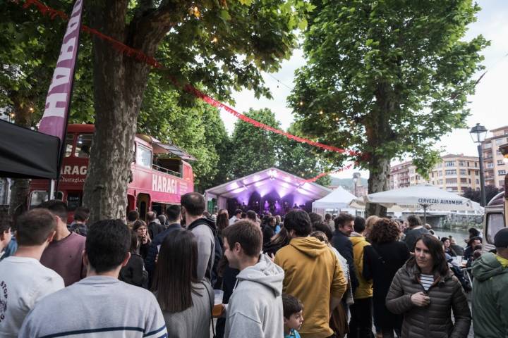 La música y los foodtrucks, parte del festival Haragi 2023.