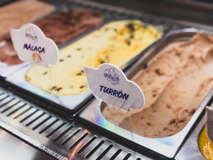 El de turrón es el helado estrella, pero hay muchos más sabores.