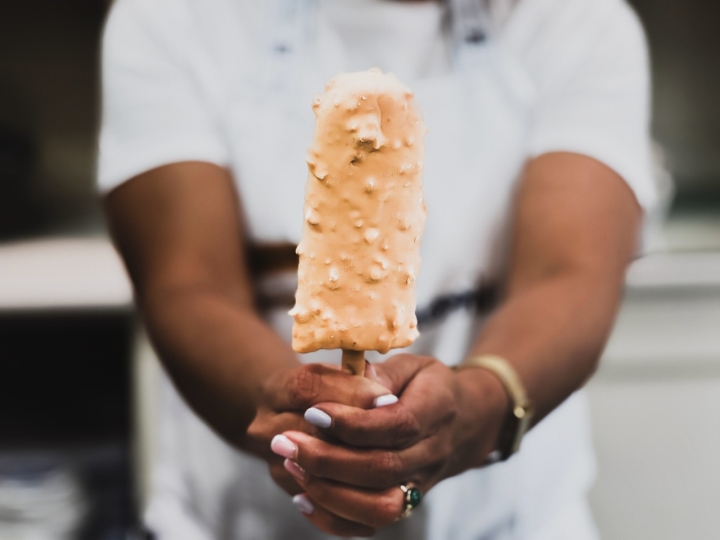 Bombón helado de turrón.