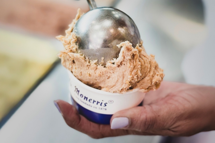 Hay quien prefiere tomarse el helado en tarrina.