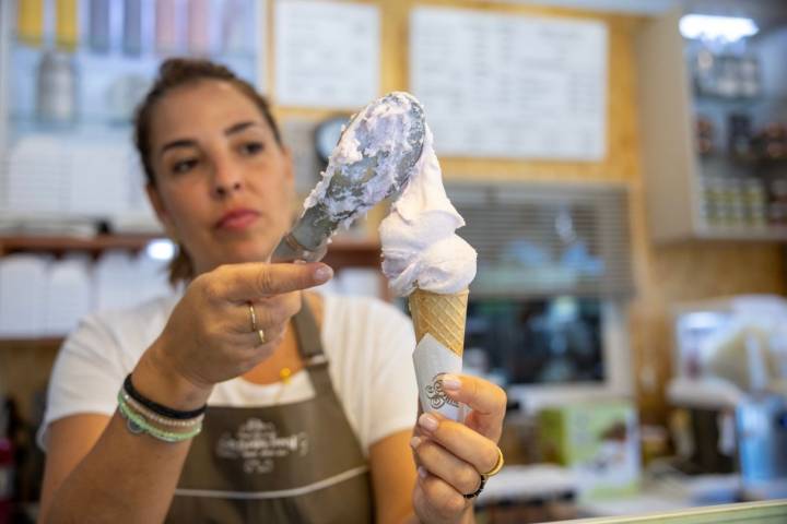 Preparando un cucurucho de helado en la heladería La Cremería