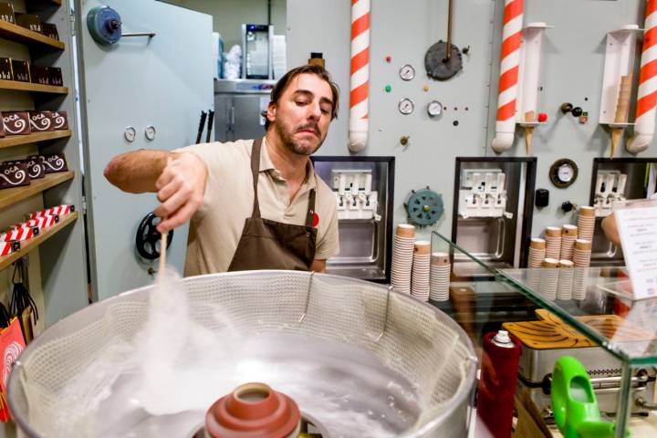 Joan Roca preparando un poco de algodón de azúcar para su emblemático helado láctico.