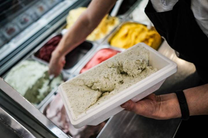 Aquí despachan una media de 150 kilos de helado al día. 