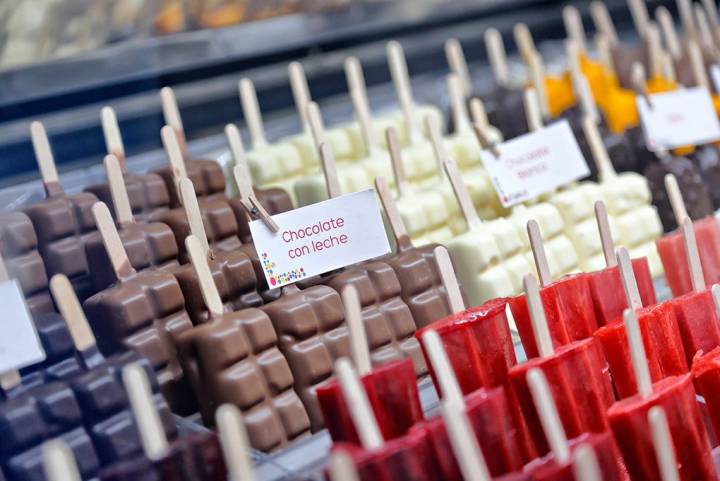 Aquí después de elegir el helado que quieras, te lo cubren con lo que quieras.