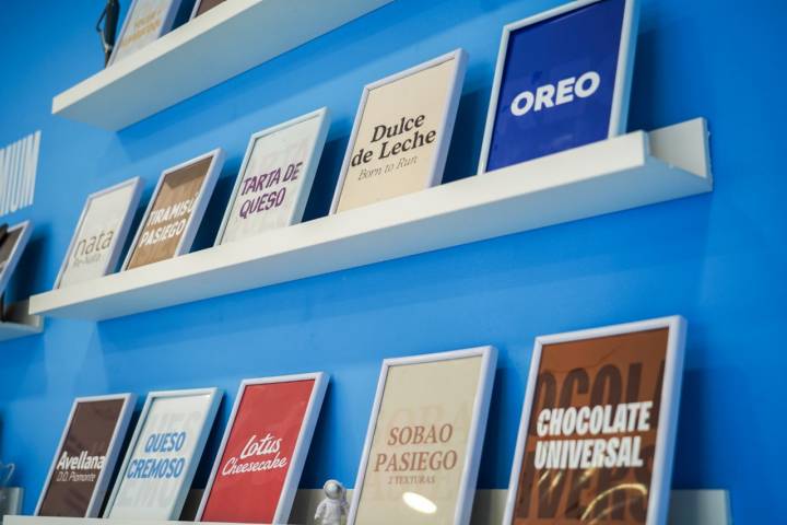 Carteles con los sabores de helado en la heladería Helados de Luna (Somo, Cantabria)