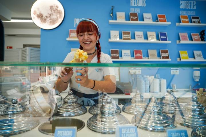 Una empleada sirve un helado en la heladería Helados de Luna (Somo, Cantabria)