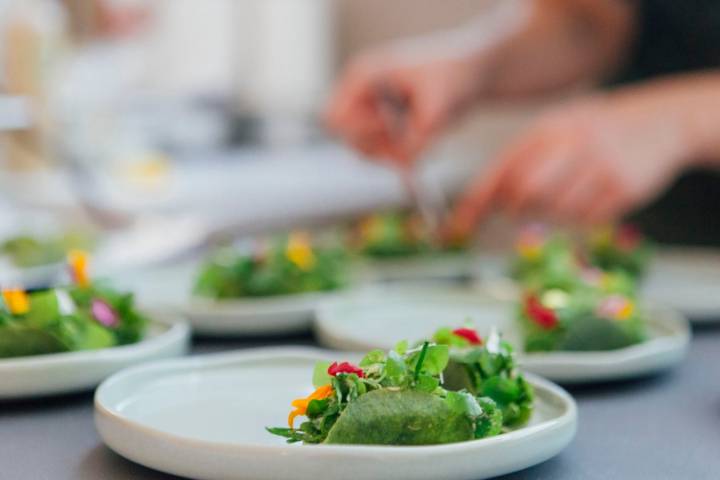 Taco crujiente de 'llantenes', plantas salvajes y miso de avellana.