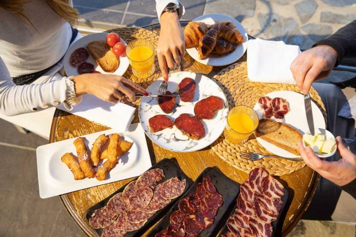 Los embutidos ibéricos, protagonistas del desayuno.