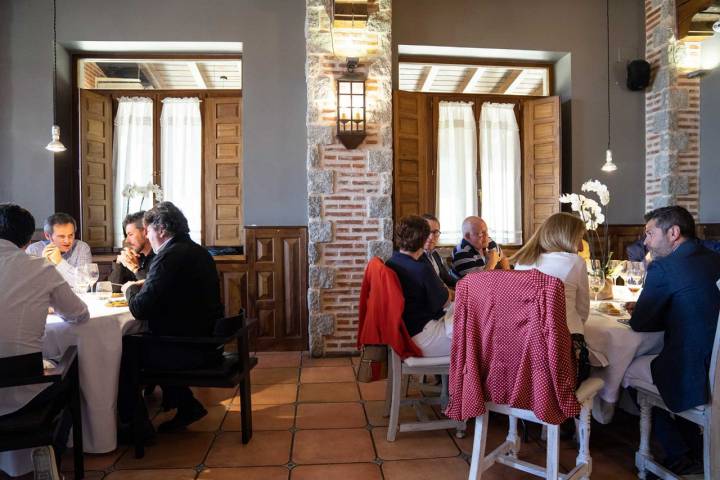 Varias mesas con comensales en el restaurante del local.