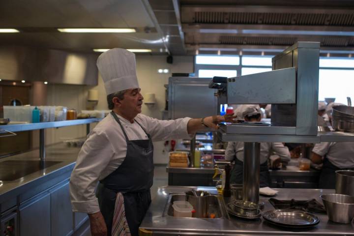 Feliz Echave, jefe de cocina, ya estaba en 'Akelarre' antes de que llegara Subijana en 1975.