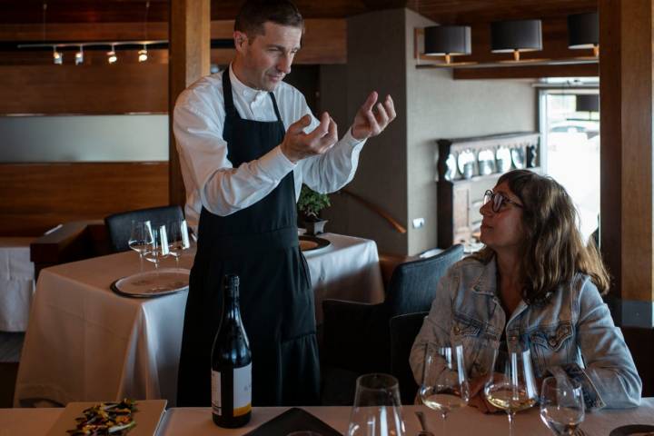 El sumiller Carlos Muro explicando la elaboración de un vino.