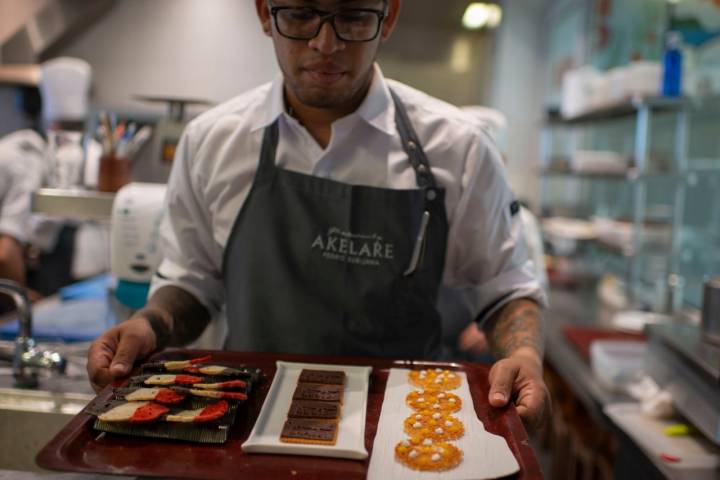 Aperitivos: Talo de morcilla, almohadilla de camarón y mantequilla diabólica.