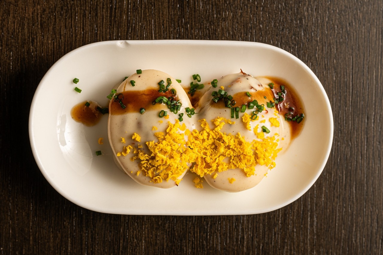Los huevos rellenos, el plato nostálgico de moda en las cartas