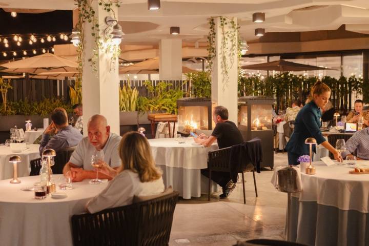 La sala del restaurante está al aire libre.