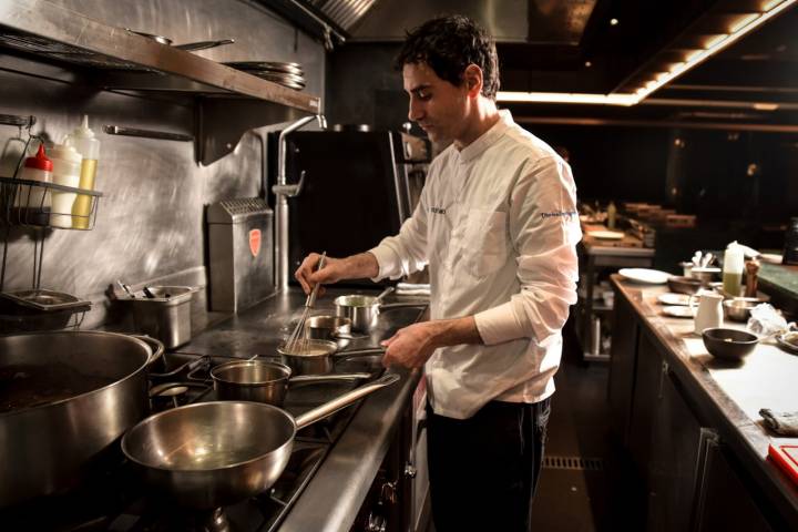 Martín Vázquez cocinando.