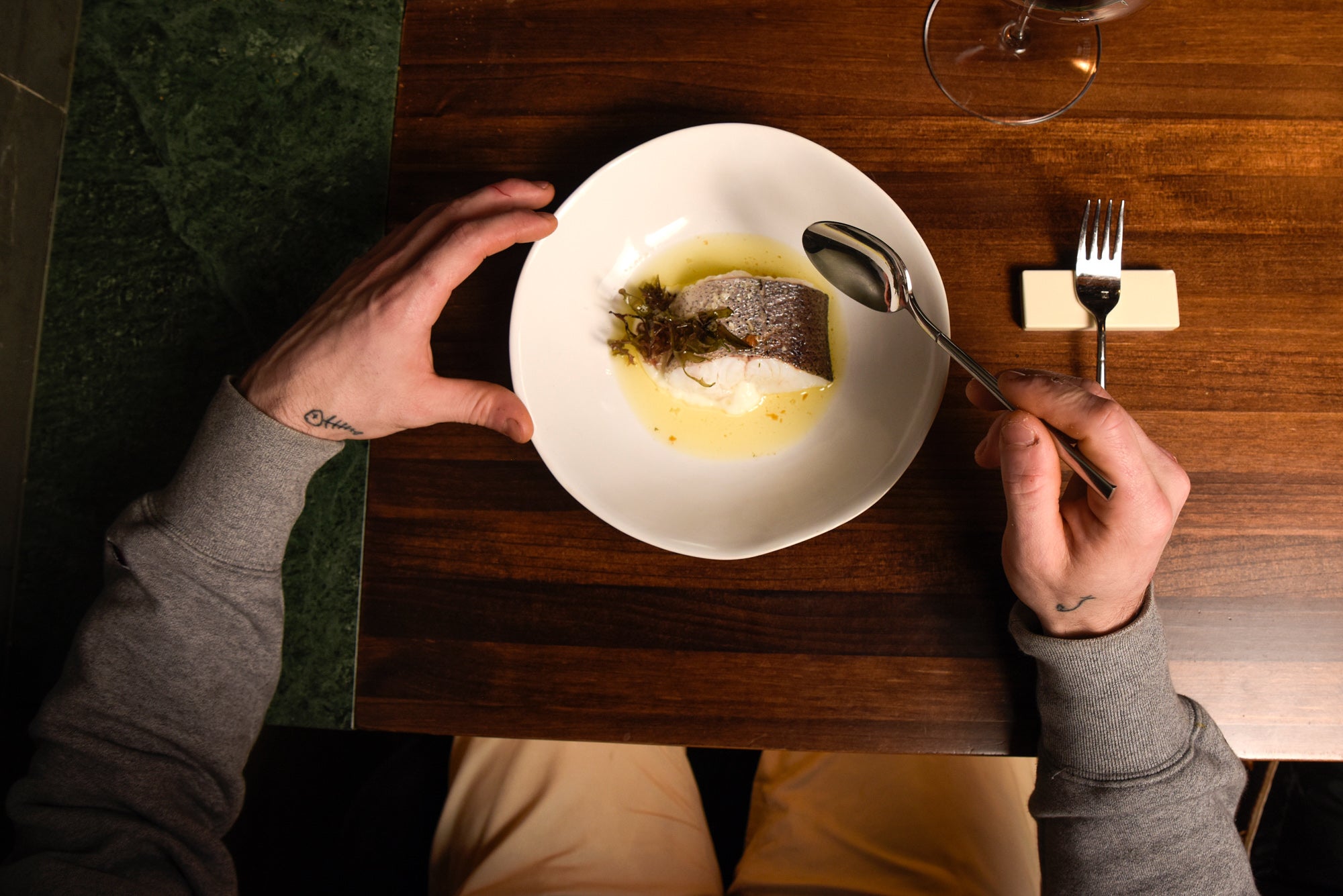 Plato de merluza con emulsión y escabeche de bergamota.