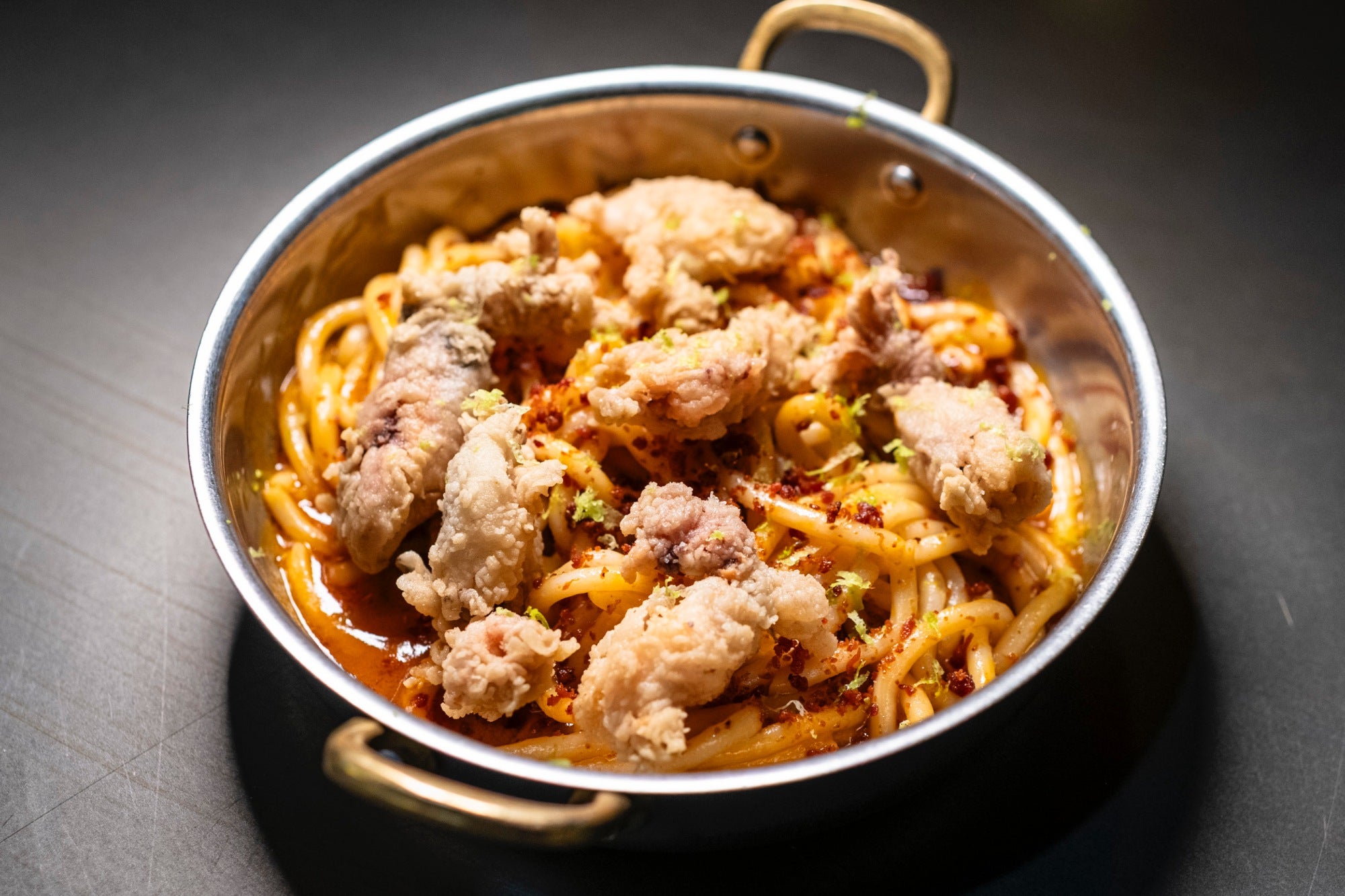 Fideo Udóncon con chorizo ibérico, puntillas crujientes y polvo de chorizo.
