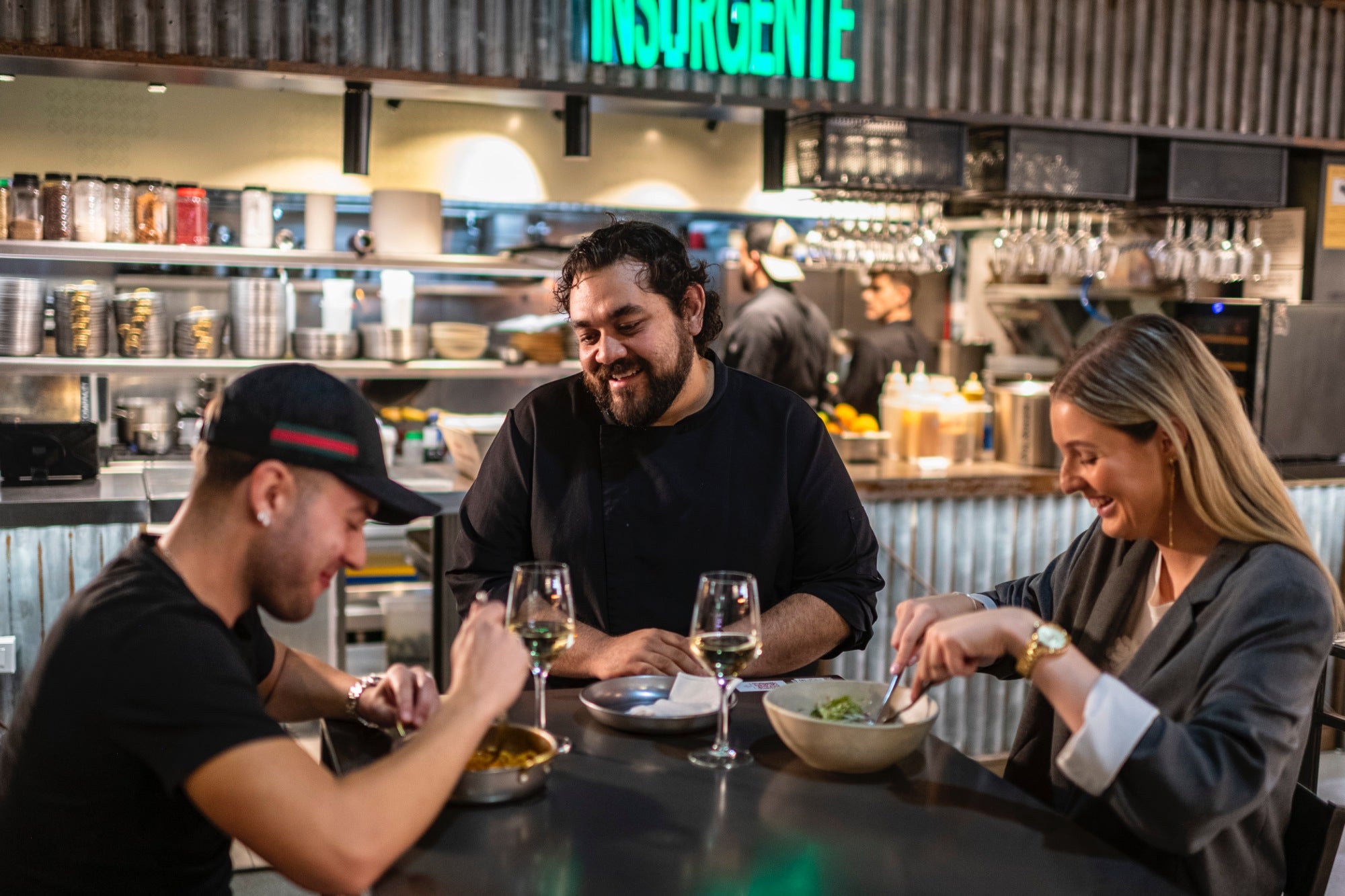 Genaro con dos clientes en 'Insurgente'.