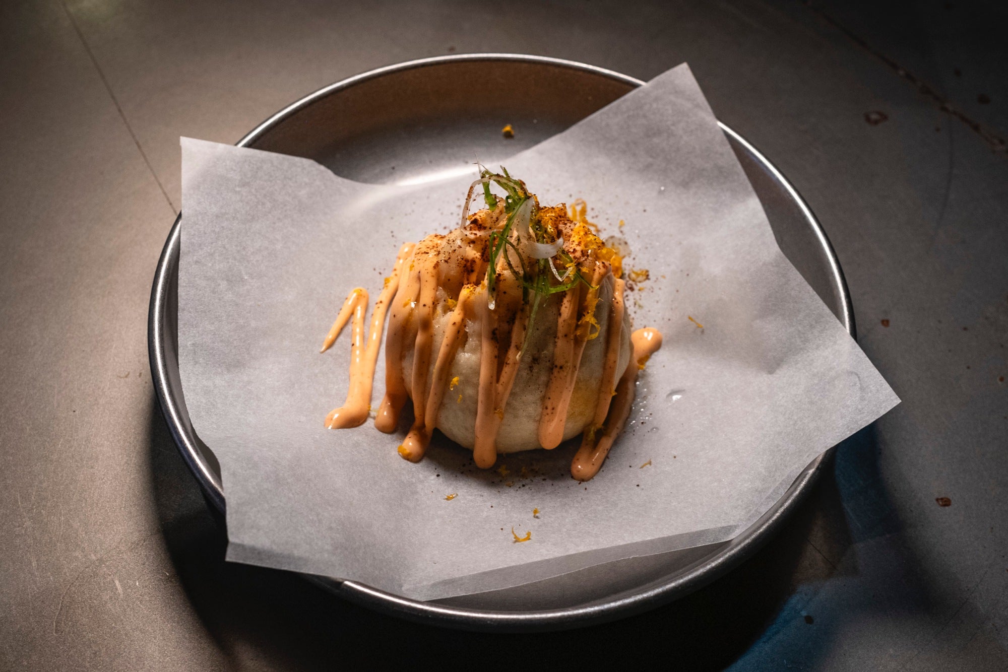 Los afamados baos de brisket de vaca a baja temperatura con salsa de chiles fermentados.