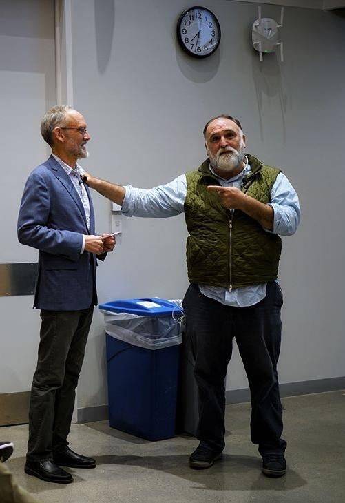 José Andrés en Harvard junto al escritor gastronómico Harold McGee