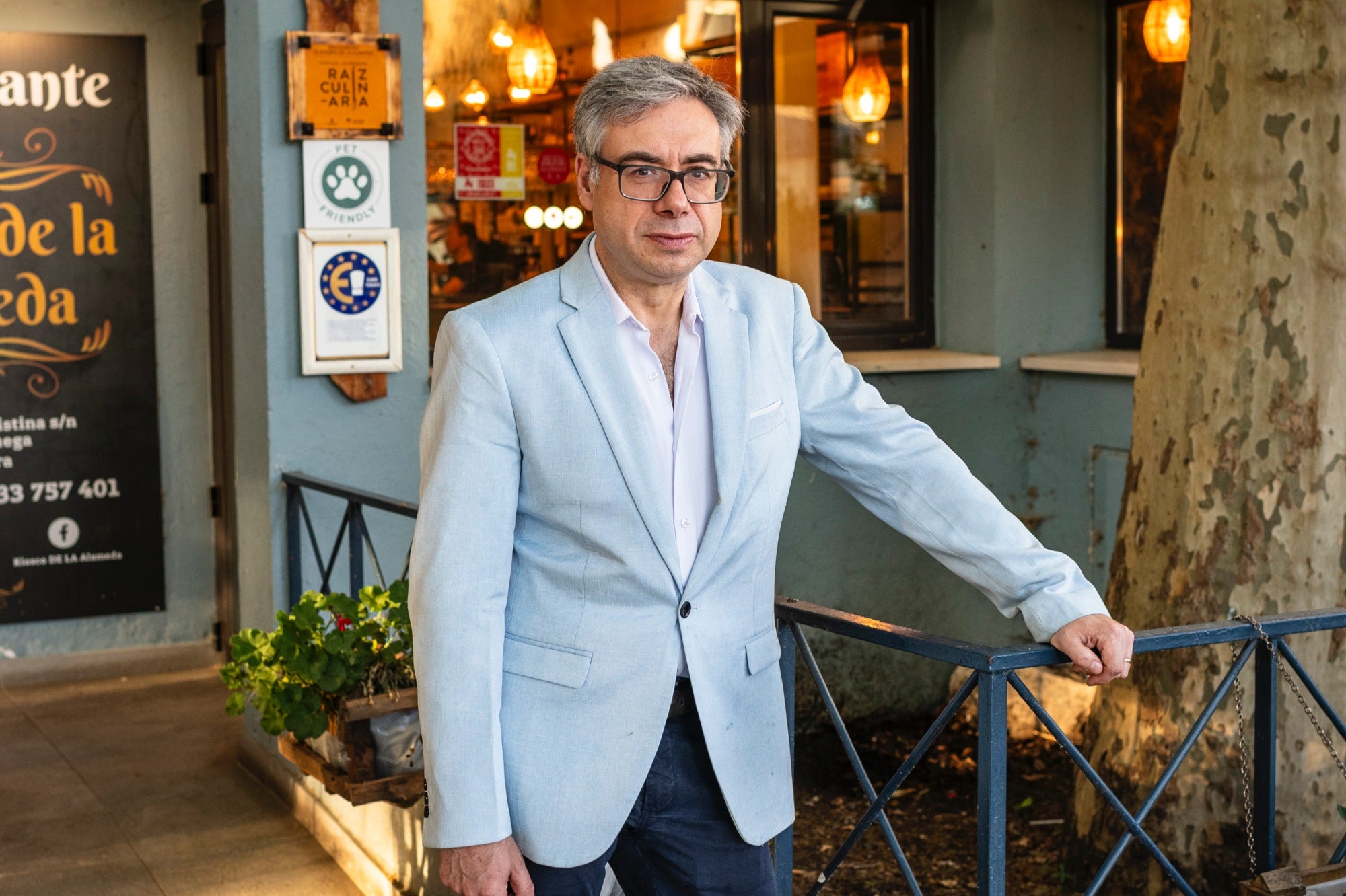 Juan Pancorbo en la entrada del restaurante.