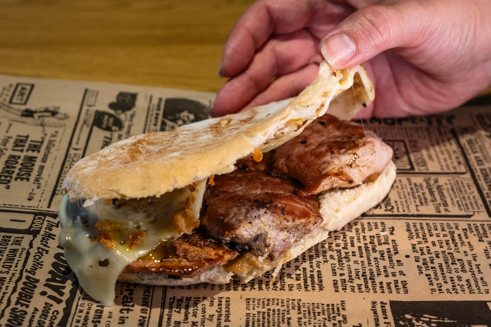 Mollete de solomillo con cebolla pochada y queso brie.