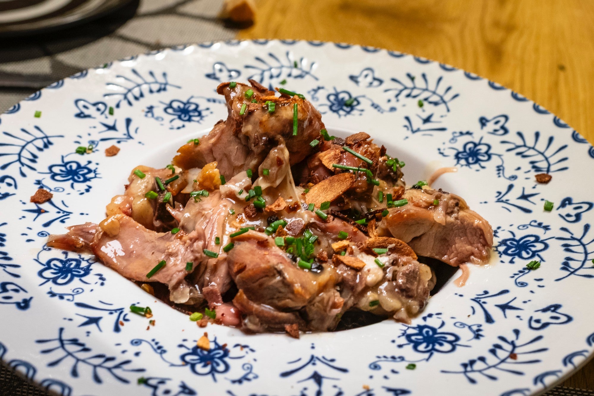 Cabrito alcarreño al ajillo de las Pedroñeras y salsa de cerveza Victoria.