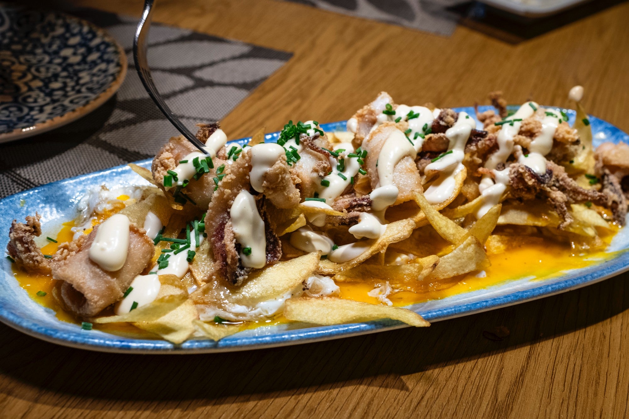 Chipirones con huevos rotos y alioli de ajo asado.