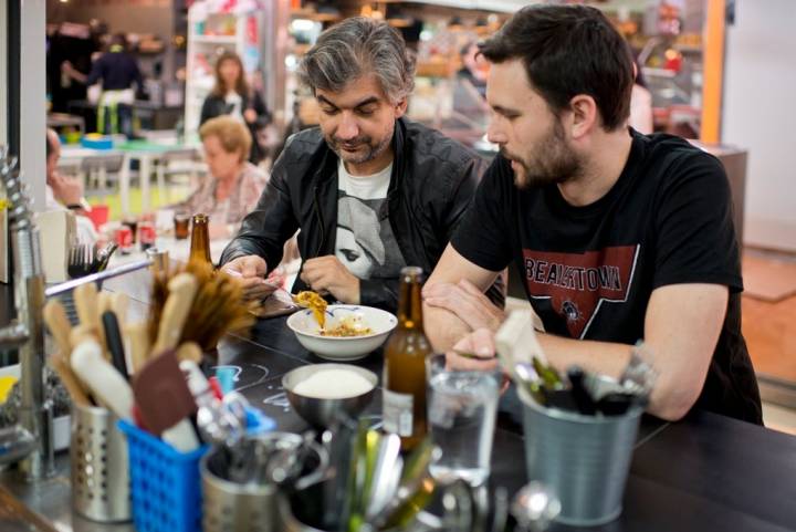 Dos amigos comparten en la barra unos dumplings de cine.