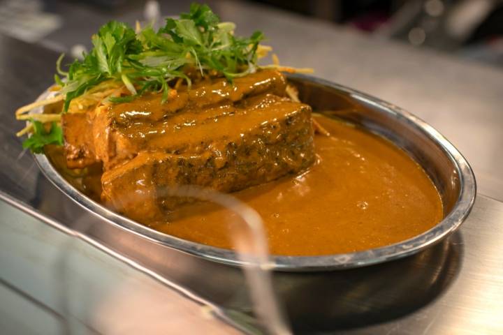 Costilla a baja temperatura, con horno y brasa, en curry massaman. 