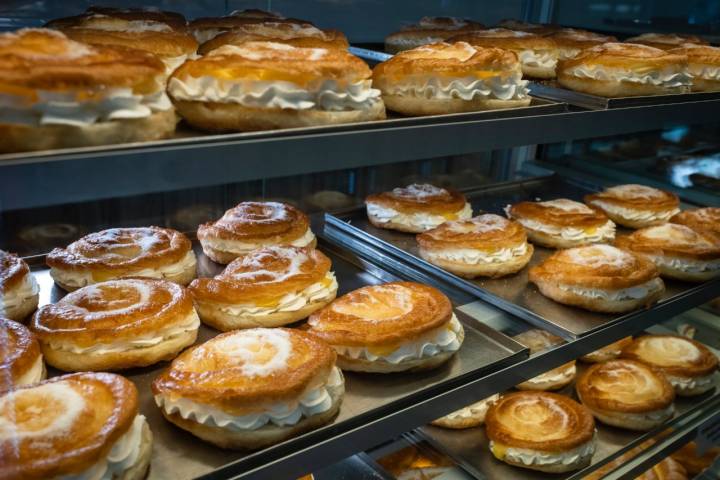 Ensaimadas en la vitrina de la pastelería La Barraqueña (Ávila).