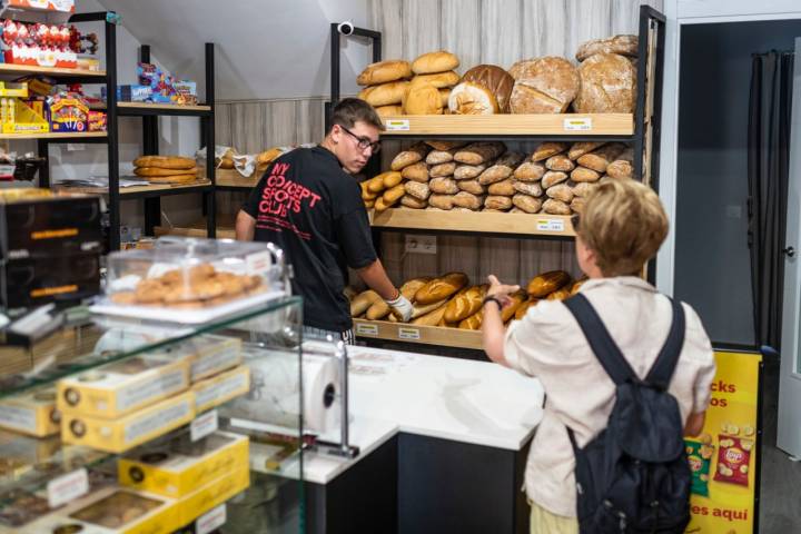 Sergio, quinta generación colaborando en la pastelería La Barraqueña (Ávila).